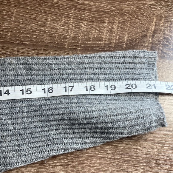 Women’s Pre Owned Madewell Medium Gray Merino Wool V Neck Sweater - Picture 7 of 9